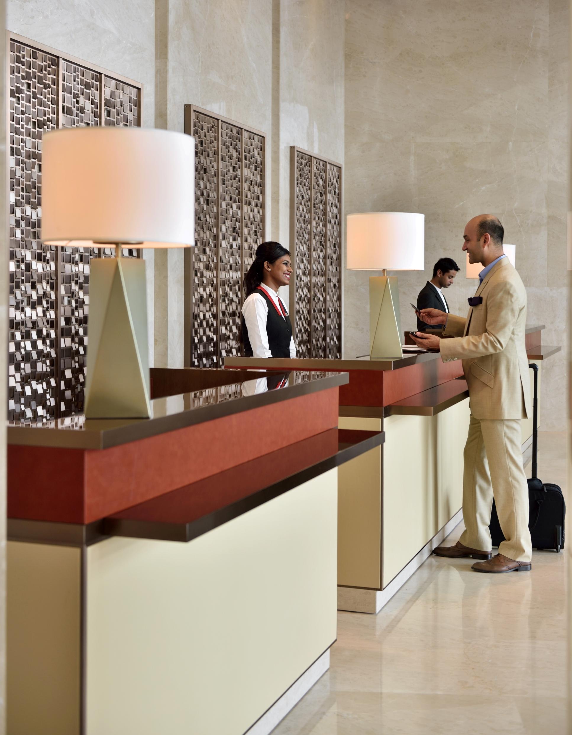 Kochi Marriott Hotel Екстериор снимка A hotel receptionist