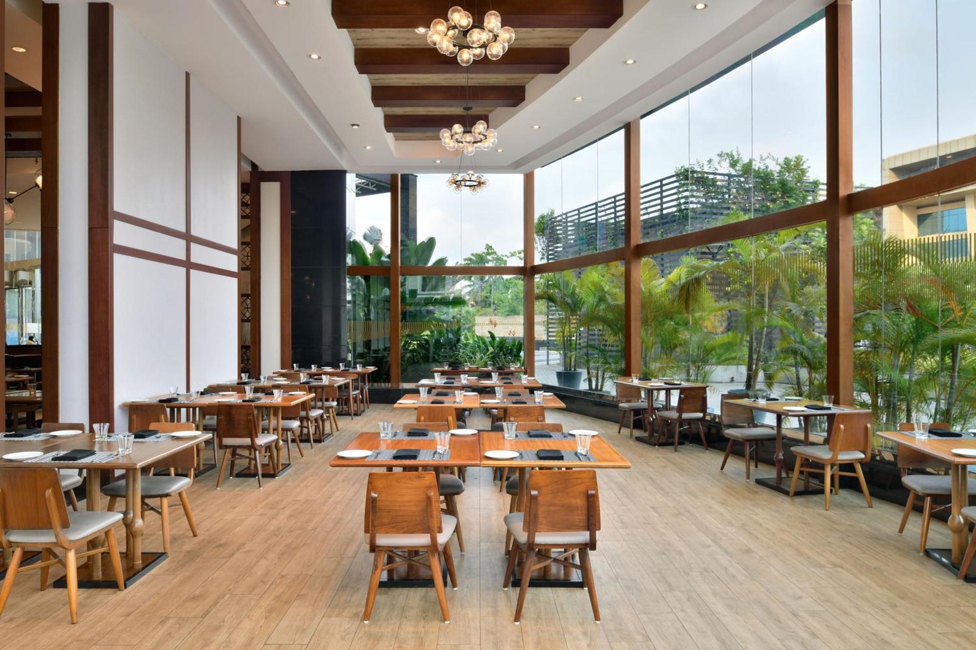 Kochi Marriott Hotel Екстериор снимка The restaurant