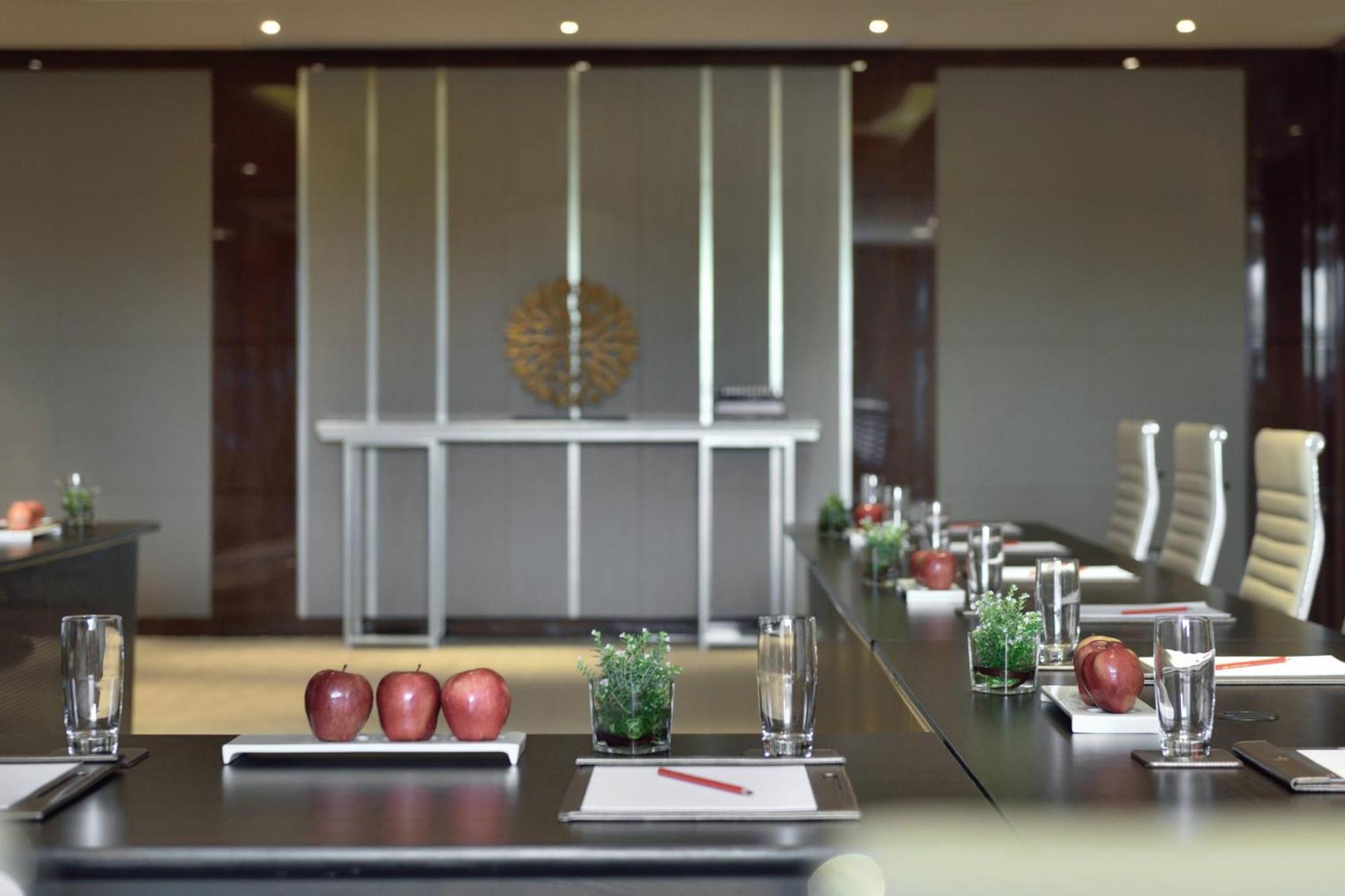 Kochi Marriott Hotel Екстериор снимка Meeting room