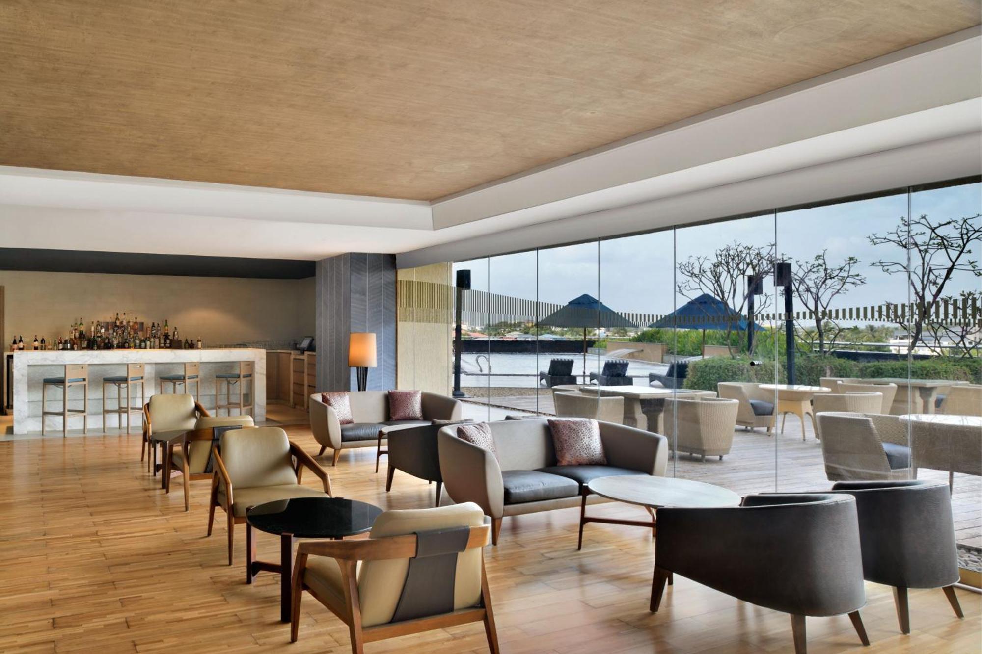 Kochi Marriott Hotel Екстериор снимка The Lounge at the airport