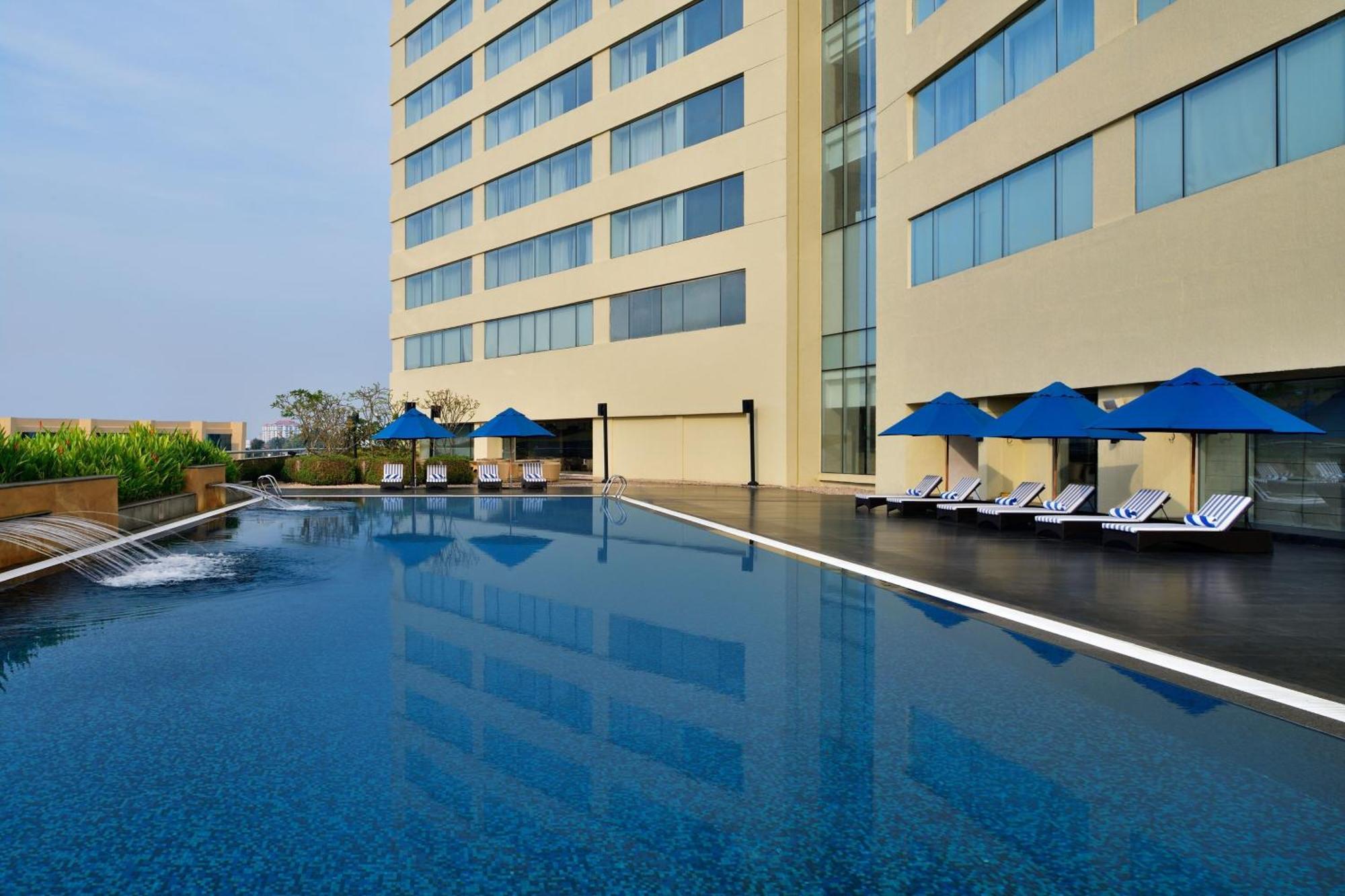 Kochi Marriott Hotel Екстериор снимка The pool at the hotel