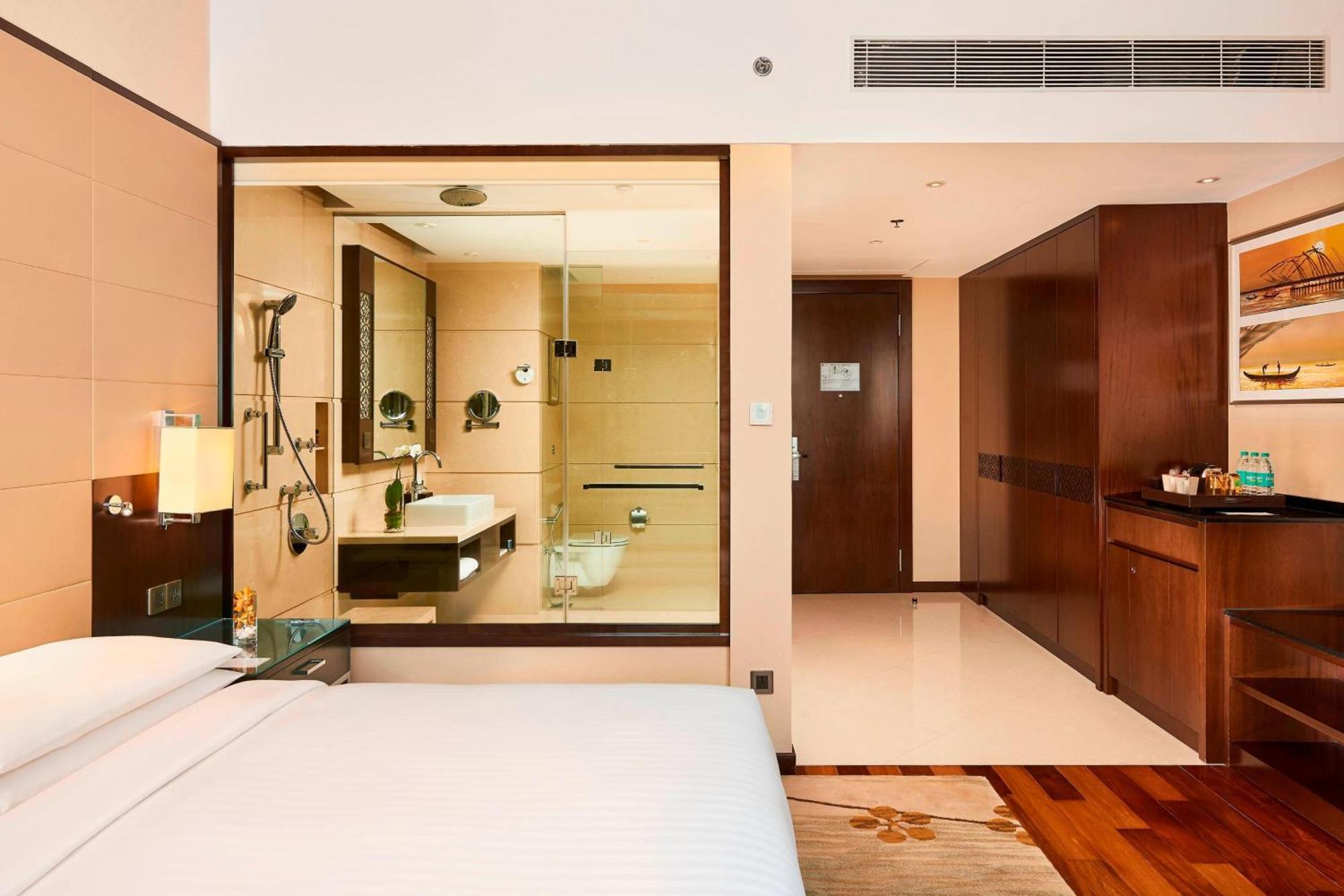 Kochi Marriott Hotel Екстериор снимка A room at the hotel