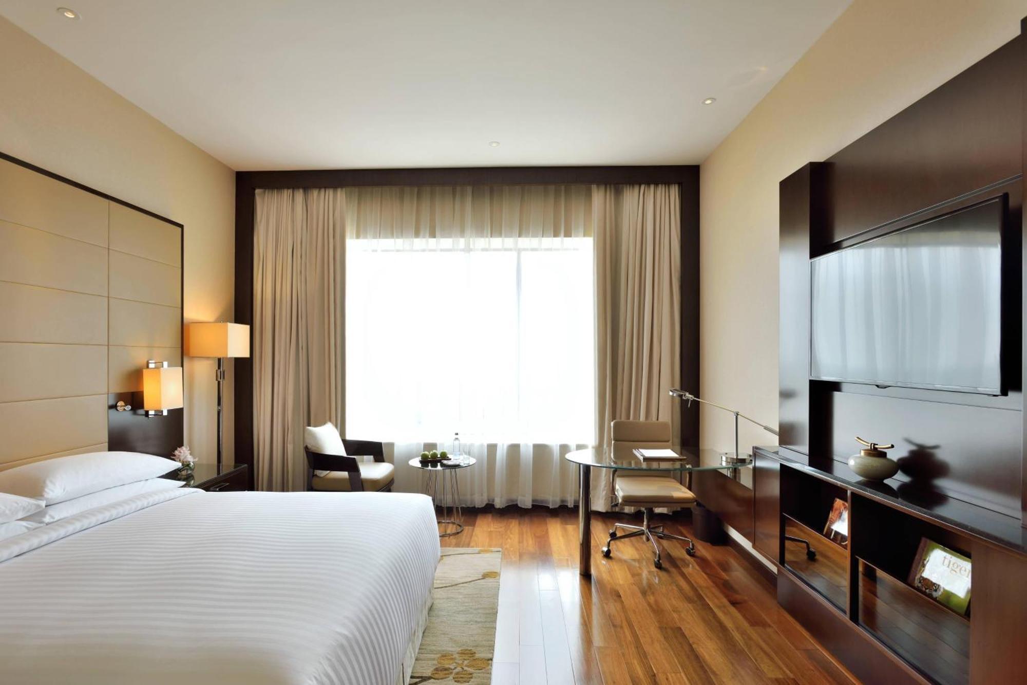 Kochi Marriott Hotel Екстериор снимка A room at the Taj Bengal