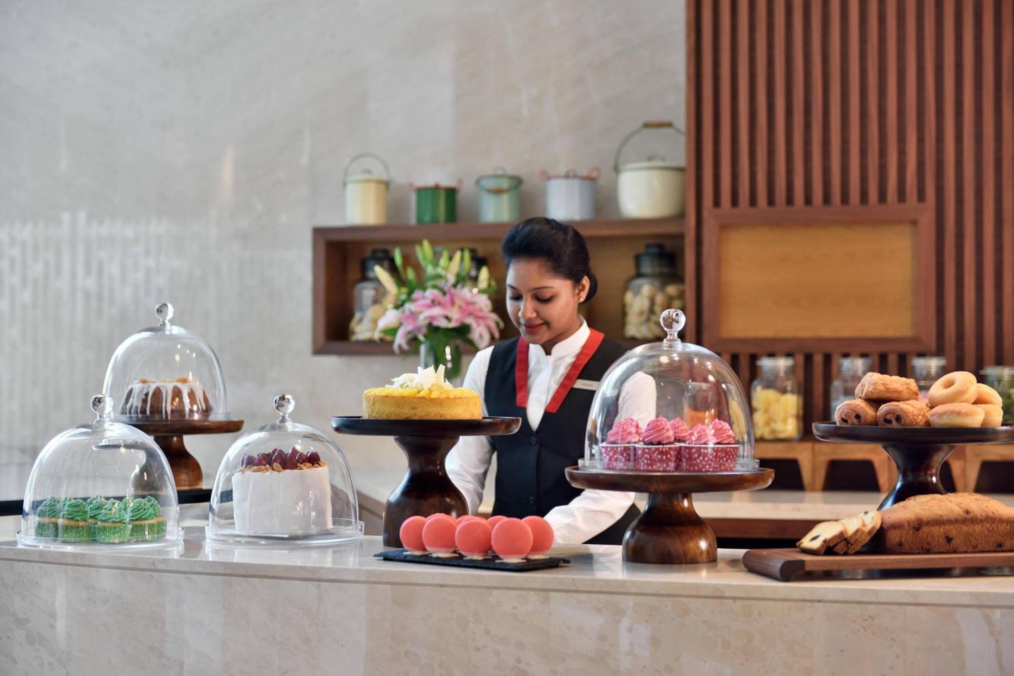 Kochi Marriott Hotel Екстериор снимка A pastry chef at work