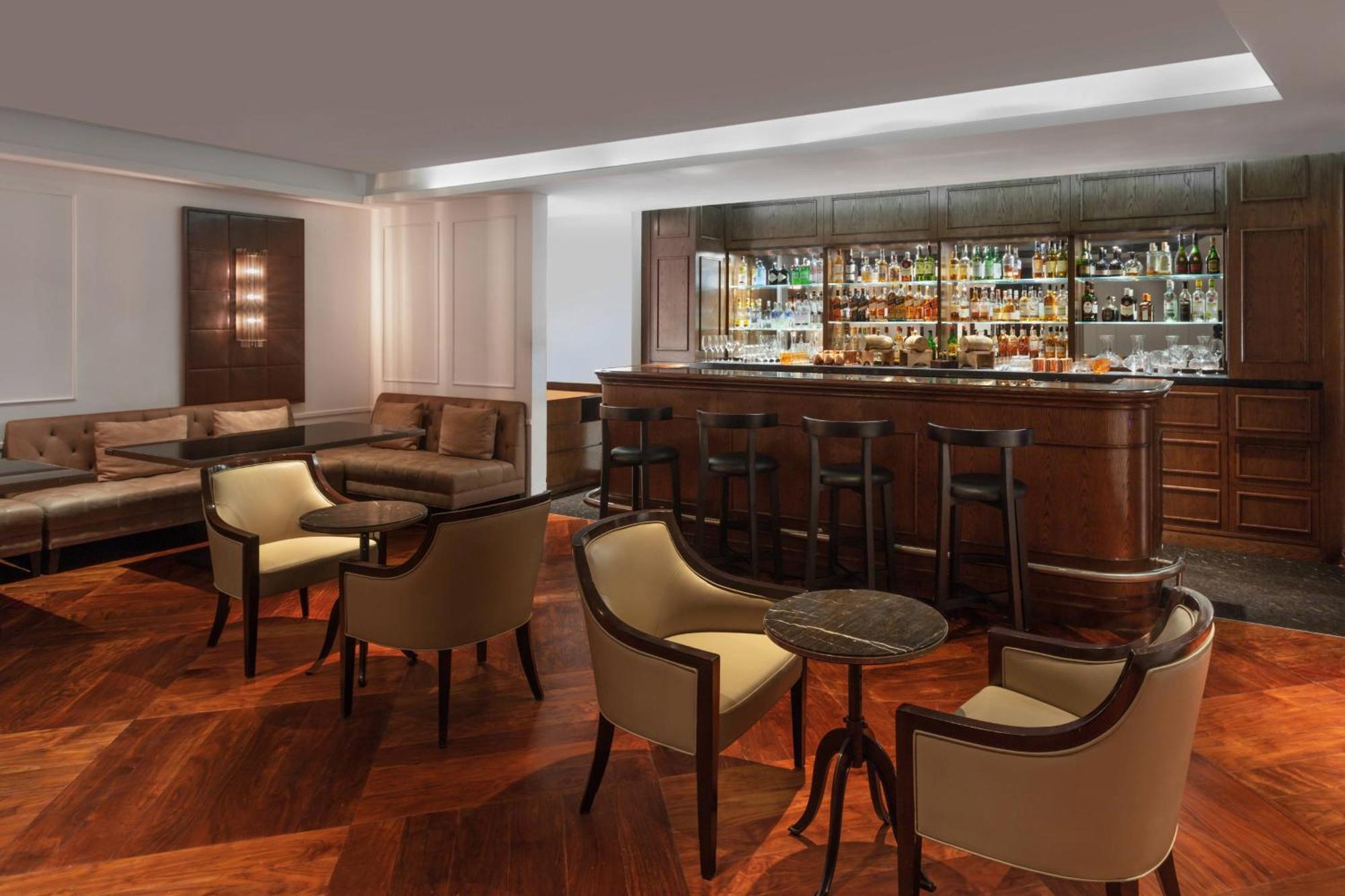 Kochi Marriott Hotel Екстериор снимка The bar at the 360° Lounge