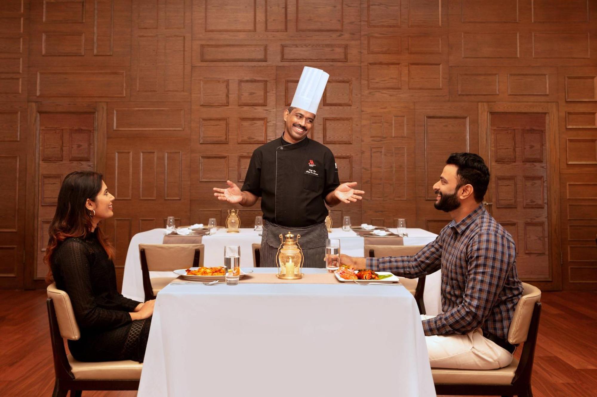 Kochi Marriott Hotel Екстериор снимка A chef serving food to guests