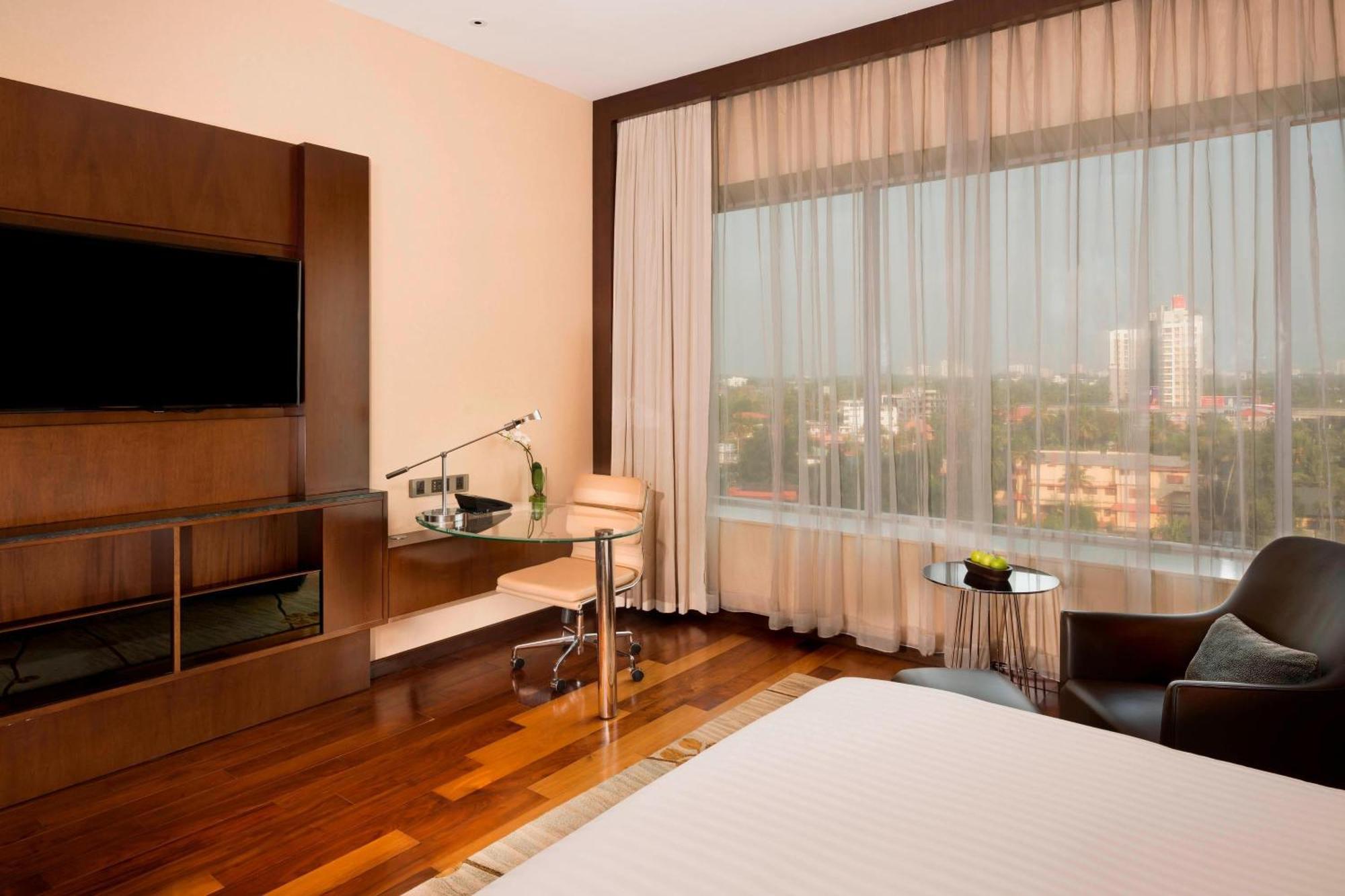 Kochi Marriott Hotel Екстериор снимка A room at the hotel
