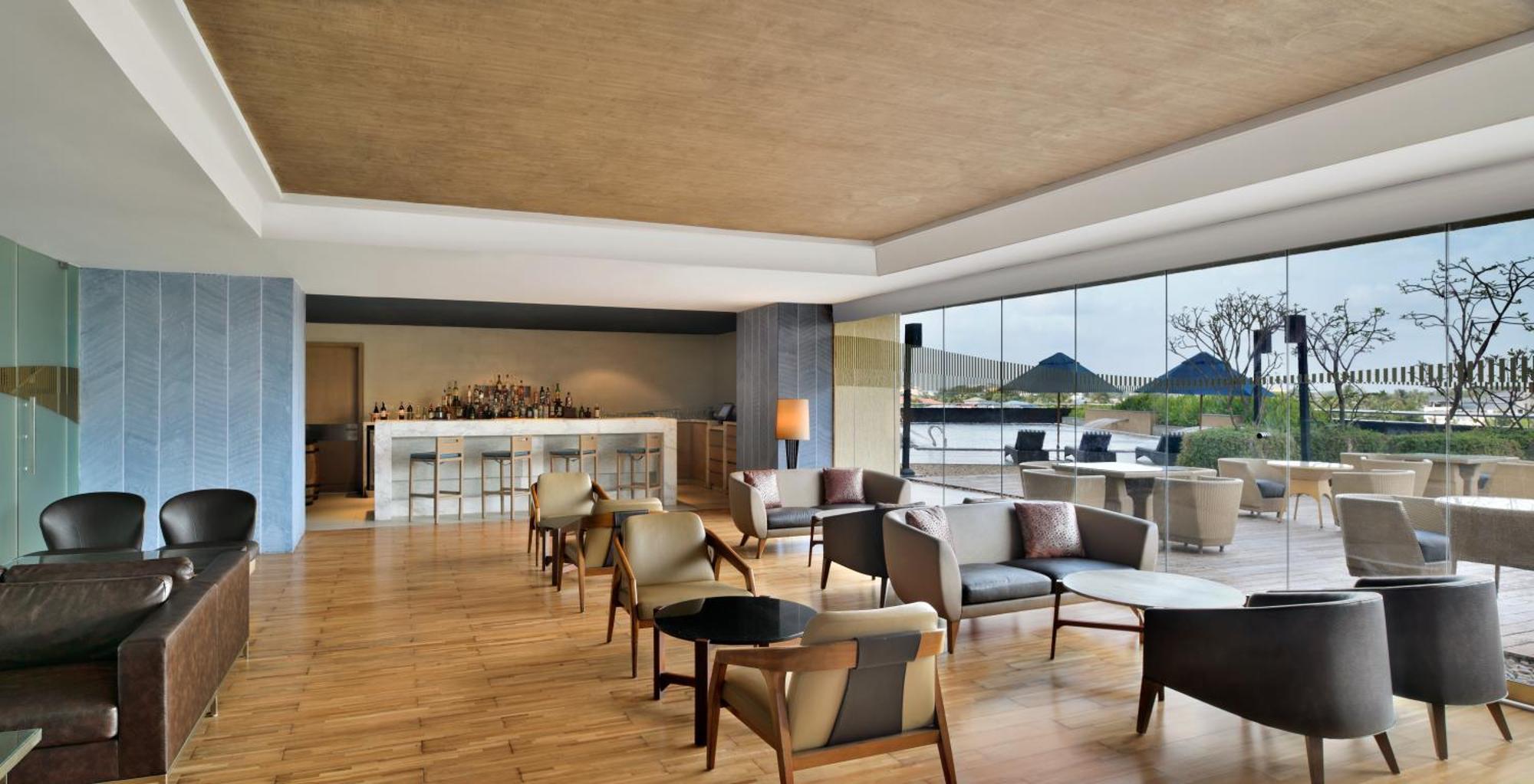 Kochi Marriott Hotel Екстериор снимка The Club Lounge at KLIA