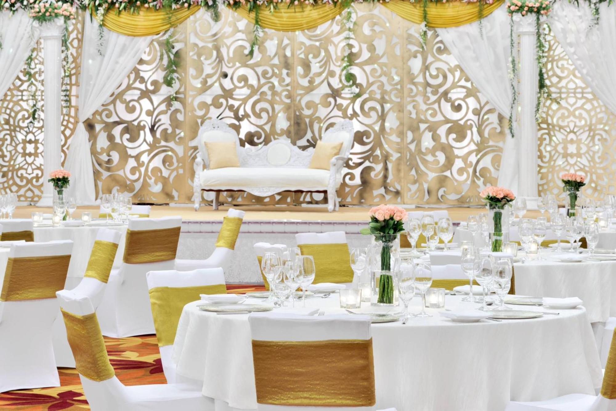 Kochi Marriott Hotel Екстериор снимка A wedding reception