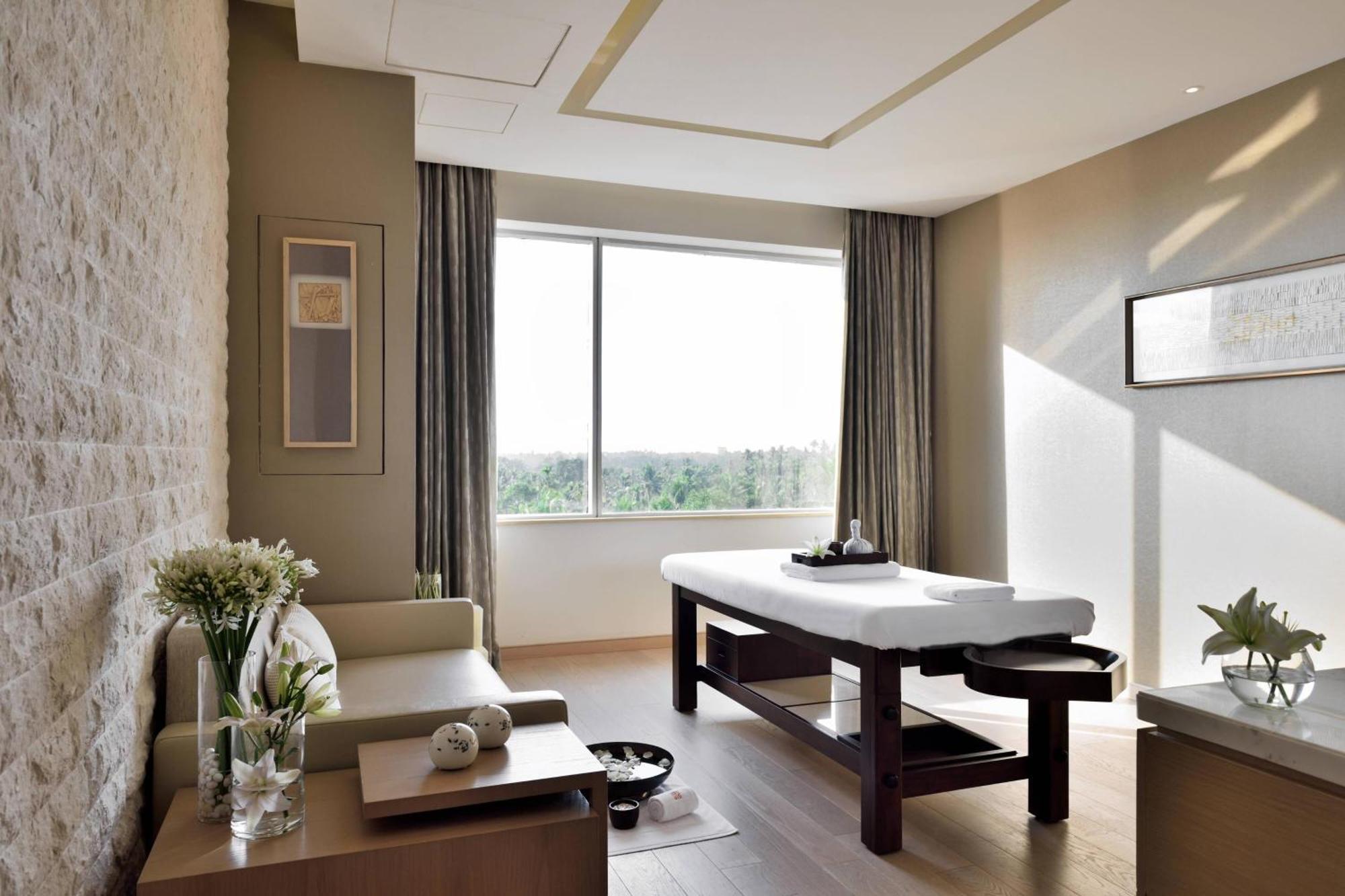 Kochi Marriott Hotel Екстериор снимка A massage table in a spa