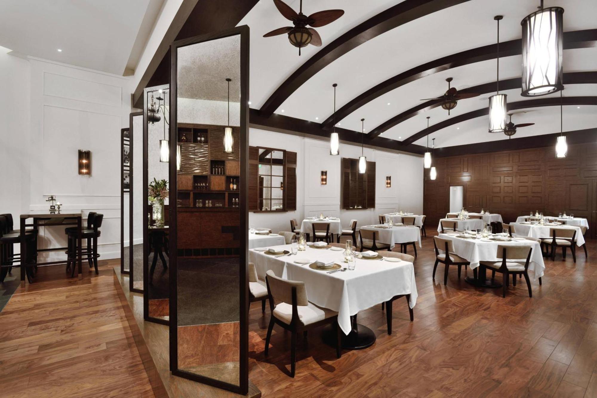 Kochi Marriott Hotel Екстериор снимка Interior of the restaurant