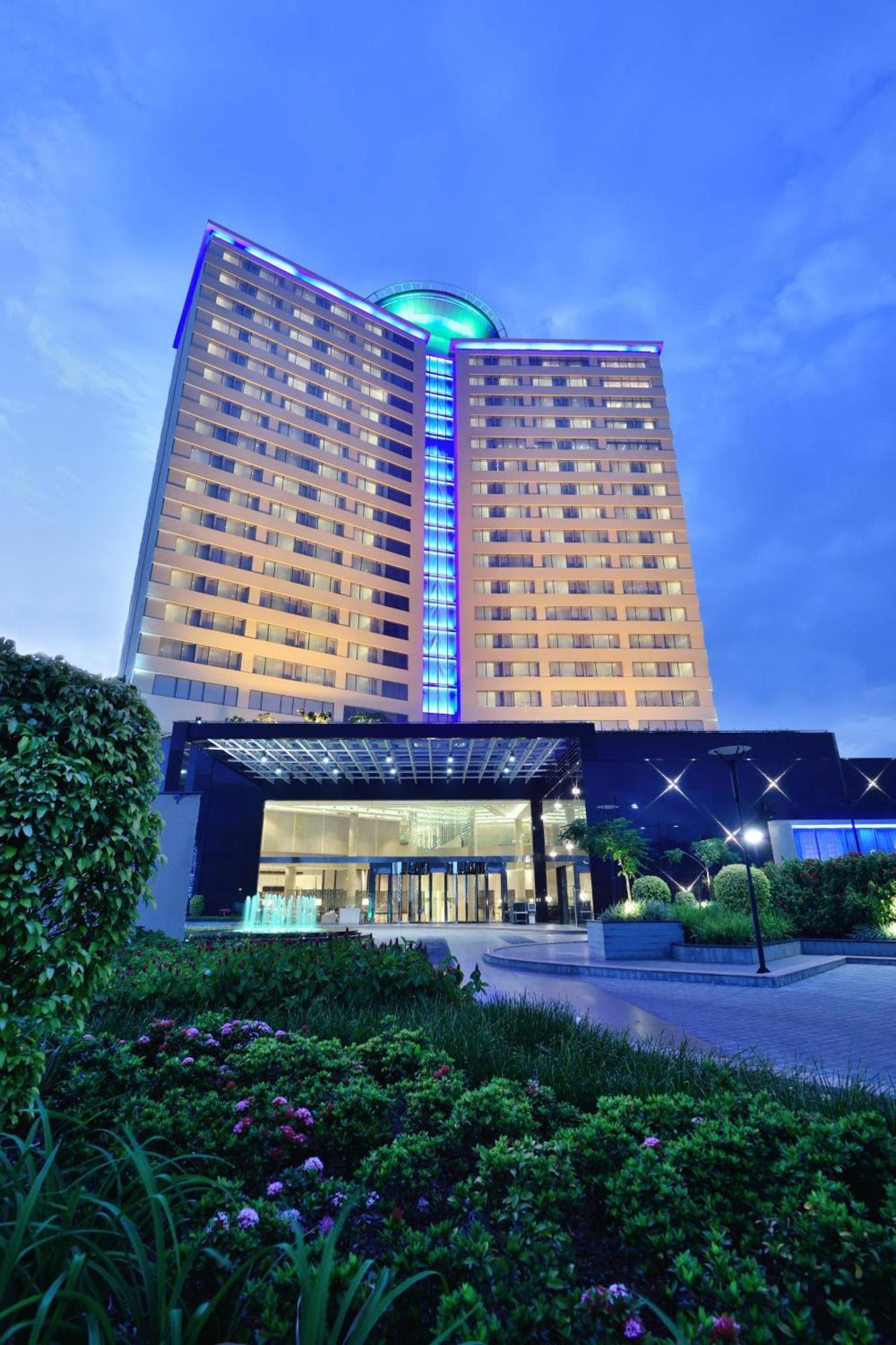 Kochi Marriott Hotel Екстериор снимка The hotel in 2016