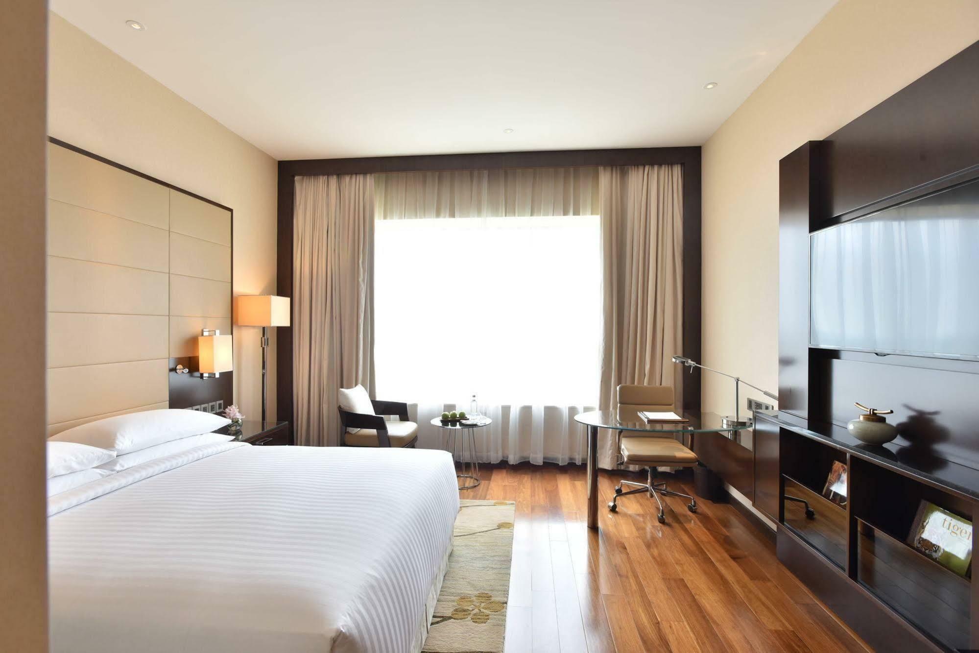 Kochi Marriott Hotel Екстериор снимка A room at the Taj Bengal